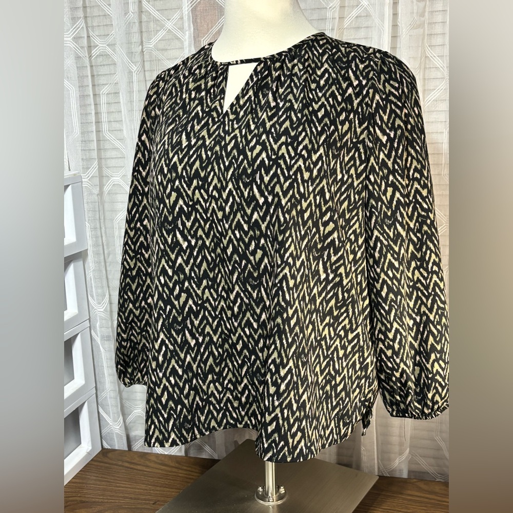 Maurice’s 3X Chic Black/Cream Top. Long sleeve Keyhole in front/back 28”L 23 p2p